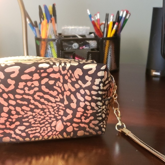 Black/ Rose Gold Metallic Leopard Make Up Bag - Picture 2 of 3